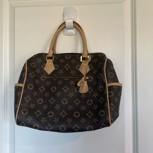 Beautiful brown purse with short straps